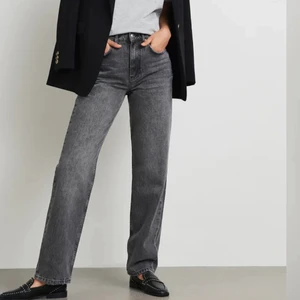 Gina jeans - Säljer dessa fina gråa jeans från Gina tricot men som är köpta från en annan användare här på plick, säljs pågrund av att de var alldeles för stora på mig. Storleken är 34 men skulle mer säga att det är 36! Frakt: 66kr (köparen står för frakten) Skriv för fler bilder!💗