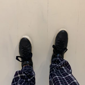 Snygga vår skor i storlek 39 - Snygga skor köpta i london (har jag för mig) knappt använda av mig, dock lite använda av min mamma tills jag fick dom. Snygga och sköna att gå i. Passar bra till våren/sommaren. 200kr