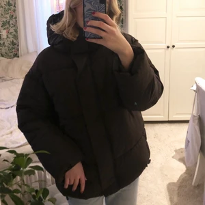 Brun puffer  - Så fin och varm pufferjacka från Monki 💕 Bara använd några gånger, säljer för att jag har en annan liknande :) denna storleken är slutsåld på deras hemsida. Köpt för 750kr. Pris kan diskuteras :))
