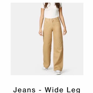 Junkyard - wide leg jeans - Skit snygga vida, mid waisted, beiga jeans från junkyard i storlek 26, passar mig som är 162 och en xs/s. Den perfekta vida byxan helt enkelt men säljer den pga att det inte är min stil längre. Byxorna är i super skick då jag knappt använt demFör fler bilder och vidare frågor kontakta mig😊 original pris 499kr❤️ köparen står för frakt.