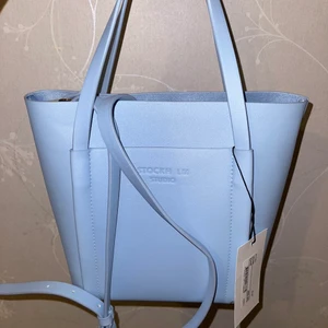 Stockhlm studio Väsk - Köpte den efter jag såg Bridgerton på netflix och tyckte jag behövde mer feminina pastellfärgade accessoarer. Inte riktig min stil, har aldrig använt den. 