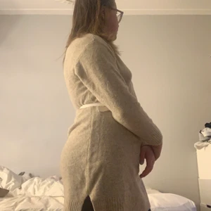 Lite längre stickad tröja  - jag säljer denna stickad tröja som man kan ha som klänning men det beror på längden jag är 157 cm lång och kan ha den som en kort klänning den är ljus beige och  sen har den slits på båda sidorna och den har krage den är från zara på barnavdelningen i stl 152 men man kan ha den om man har xs som klänning om man inte är för lång eller så har man den bara som tröja då kan säkert S ha den också men det beror på de kan skickas men köparen står för frakten om ni är intresserade så är det bara skriva!