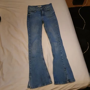Boot cut jeans  - Säljer mina boot cut jeans i st xs ifrån gina!!Jätta söta och perfekta till sommaren, de är lågmidjade och har slits längs ner på benet, sitter perfekt. (Original pris 400) Skirv gärna om du är intresserad 💕