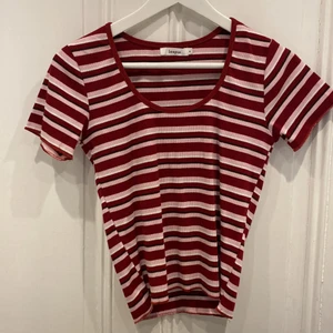 Randig tshirt - Oanvänd randig tshirt köpt utomlands. Kan även posta