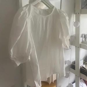 Vit topp - Jättesöt vit topp från H&M, helt oanvänd med lappen kvar💓
