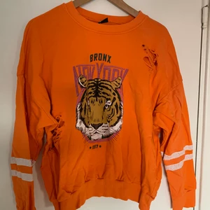 Ginatricot tröja - Säljer denna gamla populära tröja från Ginatricot då jag använde den typ en gång sen aldrig mer. Köpte den för ungefär tre år sedan och den har endast hängt i garderoben så är iprincip helt ny. Köpte den för 200kr tror jag. Är osäker. Det är hål i den (ska vara det) så den är inte sönder🥰