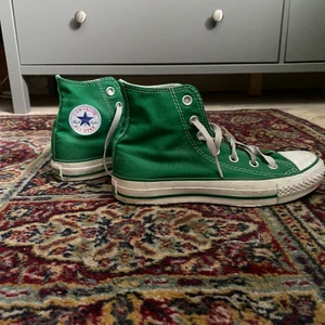 Converse Chuck Taylor  - Säljer mina Converse i en skitsnygg grön färg då de är för små. De är lite använda men inte jättemycket. Skriv privat för fler bilder. Kan mötas i Stockholm eller skicka, har ej kollat frakt än men köparen betalar! Skriv så kollar jag vad det kostar. 🟥HÖGSTA BUD:250+frakt🟥