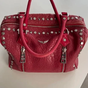 Zadig väska - Intressekoll på min fina Sunne medium väska från zadig, köpt förra sommaren och kvitton/påse finns, säljer för bra pris om många är intresserade så startas budgivning🥰 inga täcken på användning (lånade bilder från Ellen men exakt samma modell) fraktar och möts upp inom Stockholm