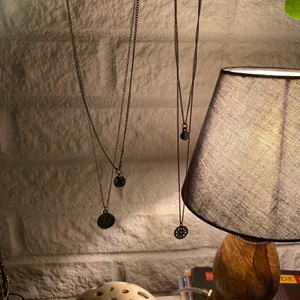 halsband! - silverfärgade halsband med flera rader! tror båda är köpta från asos :-) knappt använda då jag har för mycket halsband :-( säljer för 50kr/st eller båda för 85! 