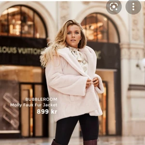 Jacka i fuskpäls  - Oanvänd jacka från Molly Rustas kollektion för Bubbleroom, storlek 38 🌸 Nypris 899 kr. Säljs för 500 kr. Kan hämtas i Karlskrona, alternativt skickas.