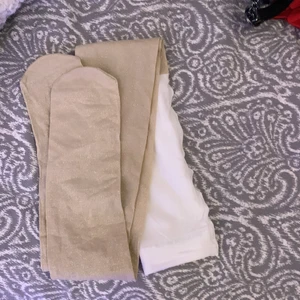 Glittriga strumpbyxor - Kommer aldrig till användning så säljer därför dess guldglittrande strumpbyxor. Aldrig använda så bra skick. Kp för mer😊
