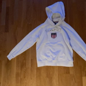 Vit gant hoodie storlek 146-152 - Säljer en vit gant hoodie. Köptes för 600 kr på kidsbrandstore. Säljer nu för 200kr. Plaggets storlek är 146-152. Condition på plagget är som nytt. Använts fåtal gånger och har inga märken eller fläckar.