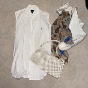 somrig skjorta från ralph lauren - Klassisk ärmlös skjorta från Ralph Lauren i storlek S. Fint skick och ett jättehärligt plagg till sommaren! Fraktas mot fraktkostnad eller så möts vi upp i Malmö eller Lund! 💕