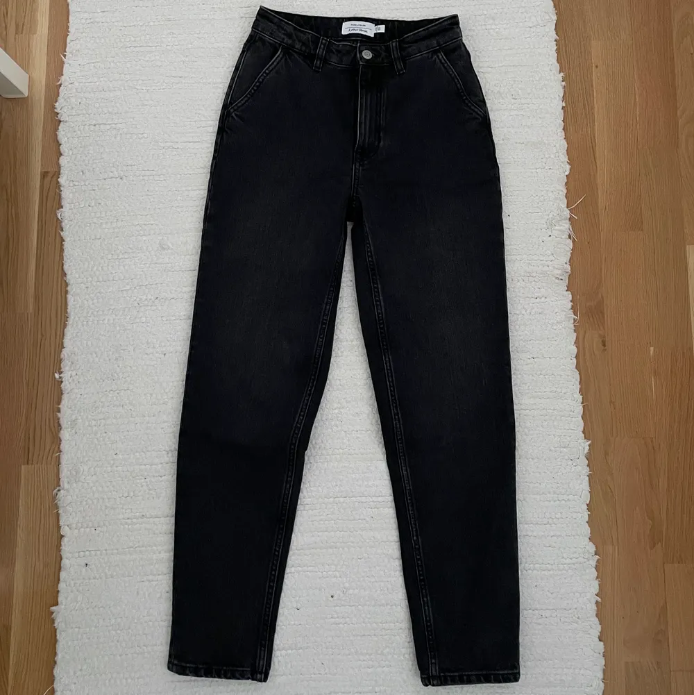 Svarta jeans från &Other stories. Nyskick, säljes pga passar inte mig. . Jeans & Byxor.