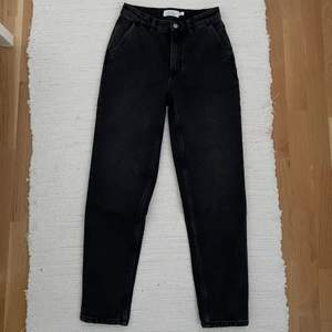 Svarta jeans från &Other stories. Nyskick, säljes pga passar inte mig. 