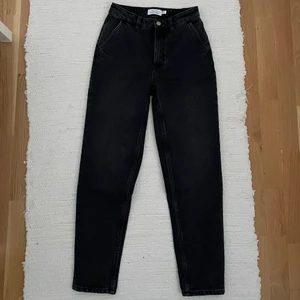 Svarta jeans &Otter stories - Svarta jeans från &Other stories. Nyskick, säljes pga passar inte mig. 