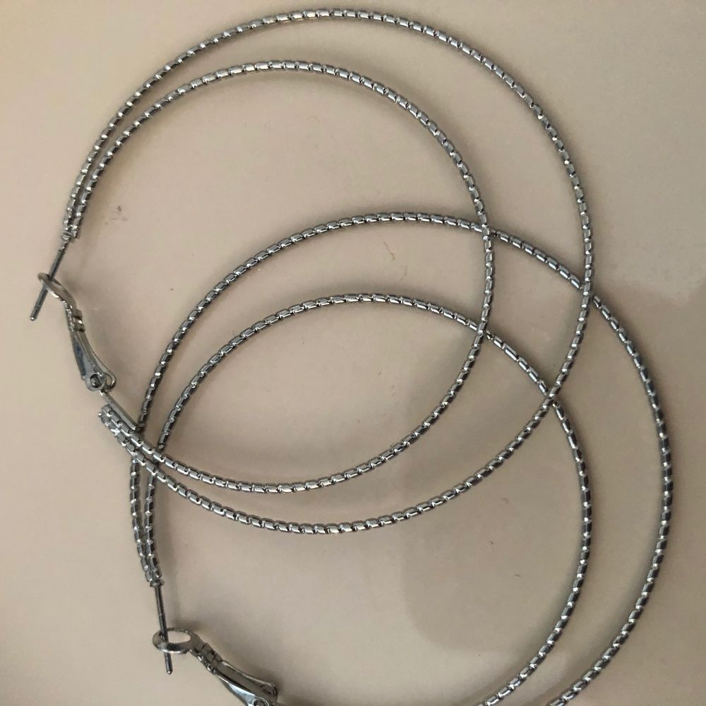 1: Ett par örhängen med ett matchande armband i stål, 80kr 2: Örhängen, 60kr 3: örhängen 60kr. Alla är helt nya. Köparen står för frakten💕. Accessoarer.
