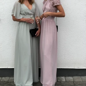 Balklänning från Bubbleroom strl 34 - Säljer min söta balklänning (den till vänster) som är mintgrön med volanger på ärmarna, endast använd en gång så den är i bra skick! Är dessutom ca 162 så den är även perfekt uppsydd för dig som är runt de centimetrarna🥰 Klänningen köptes på Bubbleroom för lite mer än 1000 kr men säljer den för 500kr men är även öppen för förhandling av pris, hör av dig om du vill ha fler bilder på den!💕