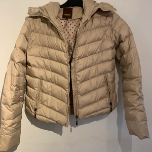 Beige jacka från BARK - Säljer min väldigt fina vinterjacka från BARK. Nypris runt 1500 kr. Säljer min för 200 kr. Använd en säsong och alltså i mycket gott skick! 