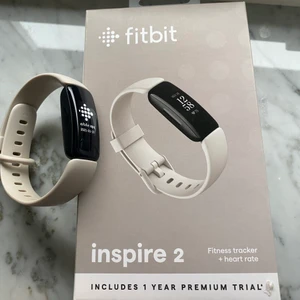Fitbit Inspire 2 - 🤍Säljer min Fitbit Inspire 2🤍 Helt felfri! Fungerar utmärk och är vattentät. Den är enbart ett år gammal pga att jag har en ny klocka. Har kartongen kvar och information om klockan finns. Även kvittot finns vid köpet av klockan. I lådan finns även ett annat armband (större modell), samt laddare. Har du frågor, så hör bara av dig:) ❤️ 