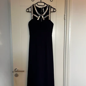 Balklänning  - Balklänning från Chiara Forthi. Använd 1 kväll endast. Inbyggda kupor vid bröstet. Sitter tajtare upp till med ett super fint fall. 