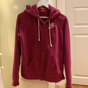 nike zip hoodie - skitsnygg nike zip hoodie, lila/rosa/röd hahah. skulle gissa på strl M typ, snygg oversized