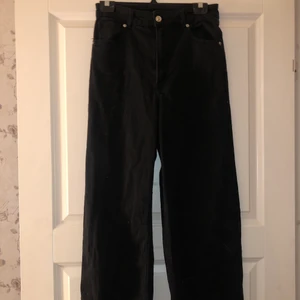 Ett par svart utsvängda jeans  - Ett par utsvängda svarta jeans som har blivit använda ett få tal gånger, Stl på jeans är 40 men dom har ett stretchigt material, Byxorna kommer från H&M. Köparen står för frakt!
