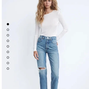 jeans ❤️‍🔥 - säljer dessa blåa  jeans med hål från zara💘 dom är helt oanvända❤️‍🔥