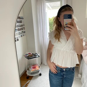 Vit blus storlek S - Vit blus storlek S vet inte vart den är ifrån men på lappen står det Clothes & Fashion! Blusen är i jättebra skick och är aldrig använd!