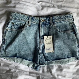 Jeans shorts  - Lågmidjade jeansshorts från zara, helt oanvända med prislappen kvar 🌟