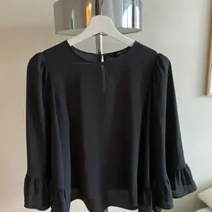 Säljer svart blus från Zara i storlek S. Använd fåtal gånger men har en pytteliten fläck som jag inte lyckats få bort (bild 2)🥰 Köparen står för frakt! Kontakta mig om du har några frågor