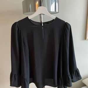 Zara blus - Säljer svart blus från Zara i storlek S. Använd fåtal gånger men har en pytteliten fläck som jag inte lyckats få bort (bild 2)🥰 Köparen står för frakt! Kontakta mig om du har några frågor
