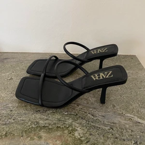 Svarta klackar - Snygga klackar från Zara✨ Bekväma att gå i, 7,5 cm klackhöjd. Aldrig använda bara testade, (nypris 559 kr)✨ frakt ingår i mitt pris.