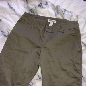 MNG BASICS - Säljer dessa kostymbyxor som jag köpt från sellpy💘 Kommer inte till användning då dom är för små för mig vid midjan och väldigt lågmidjade, skriv privat om du vill ha mer bilder, aldrig använda av mig💘 Jag är 170 och dom sitter vid mina fötter, Strl 36😁😚 Checka gärna in min sida för mer plagg💗