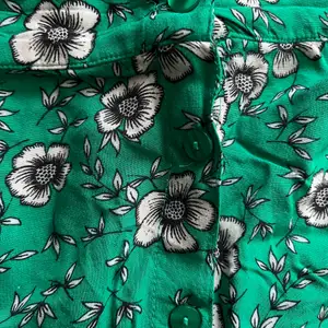 Grön blommig kjol från Lindex, använd fåtal gånger. Strl. XL, så fin och somrig. 