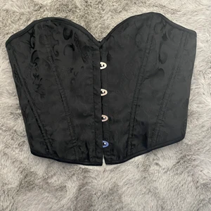 Korsett - En sjukt fin korsätt top i storlek S💞 PERFEKT TILL FEST! jag vet tyvärr inte vart den kommer från då jag köpt den på plick! Men hon hade aldrig använt den och jag har bara använt den 1 gång❤️ HÖGSTA BUD:230kr