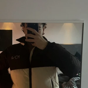 Polar brown puffer - 7/10 relativt använd men fortfarande ren från fläckar. Den sitter true to size medium samt så är den inte super tjock så den passar bra för våren/hösten.