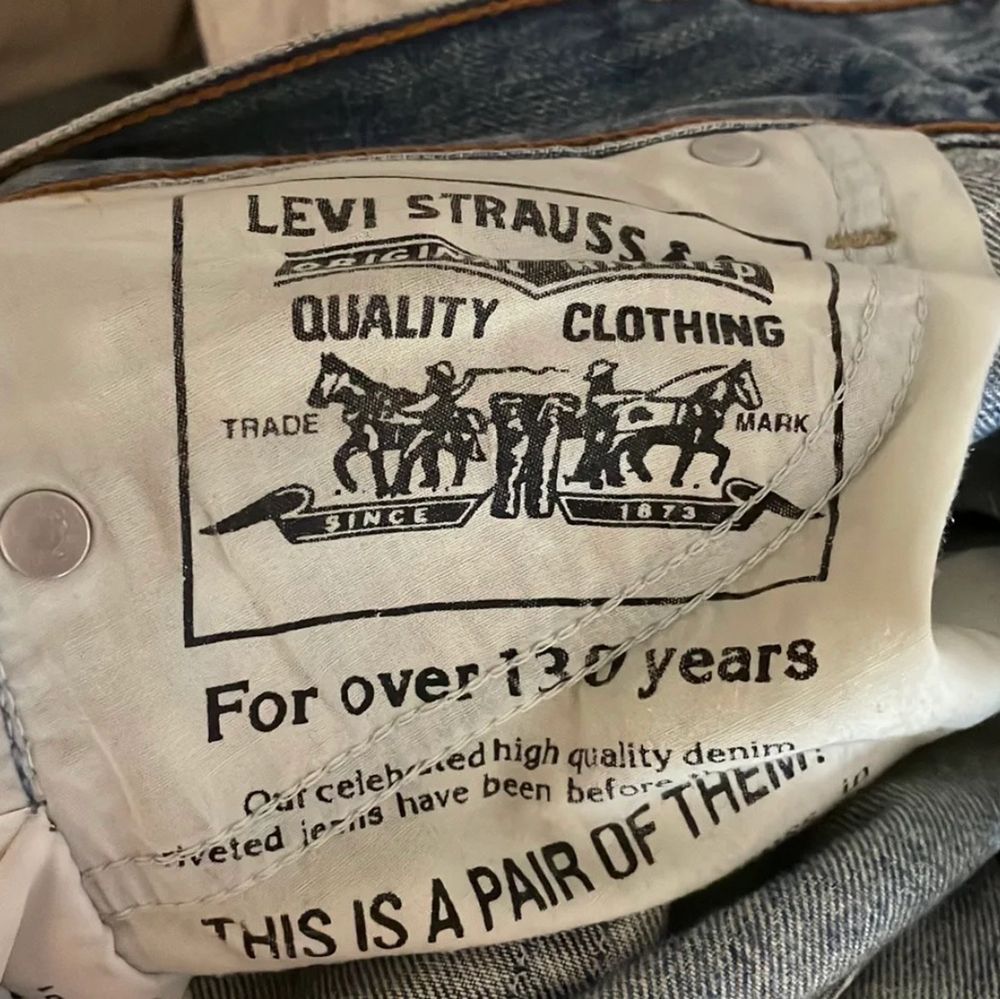 Säljer ett par helt oanvända Levis vintage jeans, lågmidjade 🤍 Väldlgt populära och denna kollektionen säljs inte längre! . Jeans & Byxor.