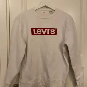 En Levis sweatshirt i storlek S💗knappt använd endast fåtal gånger! Frakt tillkommer💗
