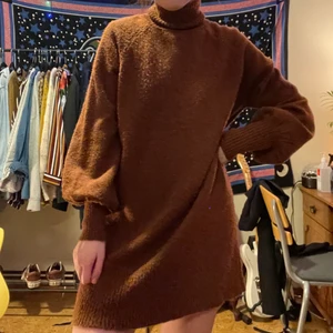 Brun stickad klänning - Såå mysig och fin klänning!! Får tyvärr inte användning för den längre bara :( står ingen storlek på den men skulle säga att den är lite ”one size” då den är bred över både höft och armar och stretchig i kragen!