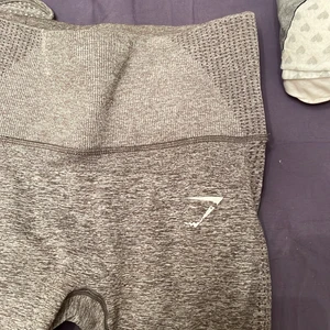 gymshark  - tights från gymshark som är i bra skick förutom en liten skråma vid vaden isch, säljer för att jag har flera liknande! Hög midja med ficka bak och söm som formar rumpan 
