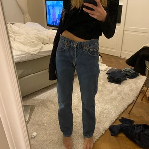 Levis jeans  - As snygga Levis jeans som min mamma hade när hon var liten, alltså som gamla vintage💞 nypris: 1200kr