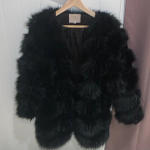 Svart Faux pälsjacka - Stl L passar m/l , hål i ena fickan därför det billiga priset köpt för 1100kr