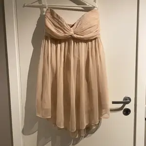 Beige klänning modell mini, utan axelband 