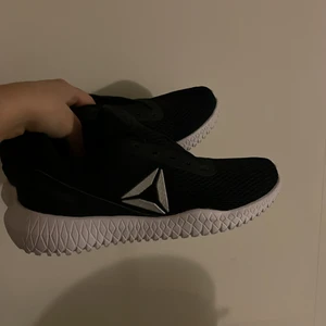 Skor - Helt nya Reebok träningsskor/inneskor i st 36 helt oanvända. 