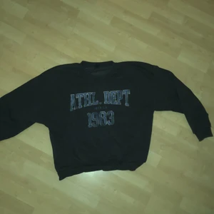 tjocktröja - jag säljer min tjocktröja från gina! slutsåld och i jätte fin skick, inte använd så många ggr!💗 den ör i strlk L men passar mig som är xs/s , den är lite overzised!💗