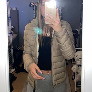 Patajumper jacka - Säljer min oanvända vårjacka från parajumper eftersom den inte kommer till användning, den är beige i storlek XS. För fler bilder är det bara att skriva och pris kan även diskuteras vid snabb affär 🤍✨Finns även i svart!