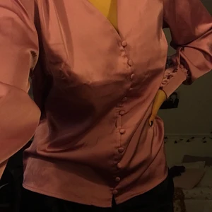 blus - lila/rosa färgad blus i silkesmaterial. Köpt på bikbok för ett par år sedan.