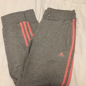 Adidas byxor  - Säljer mina adidas byxor för 200kr