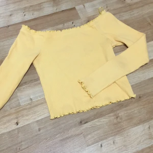 Gul tröja - Den tröjan är helt oanvänd mycket bra kick och har volanger vid hals, arm och midja man kan pruta💛💛